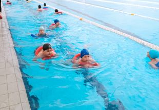 Tretješolci na plavalnem tečaju